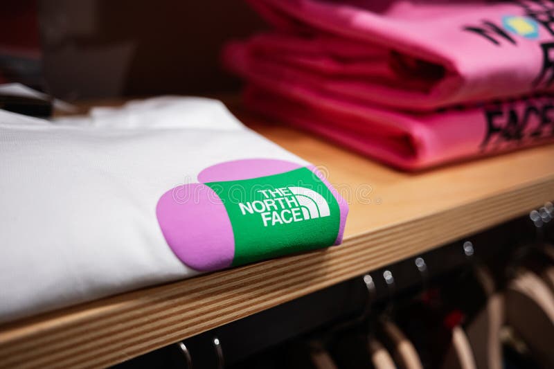 Camisas blancas dobladas mostradas en una plataforma en la tienda minorista de la cara norte fotografía de archivo libre de regalías