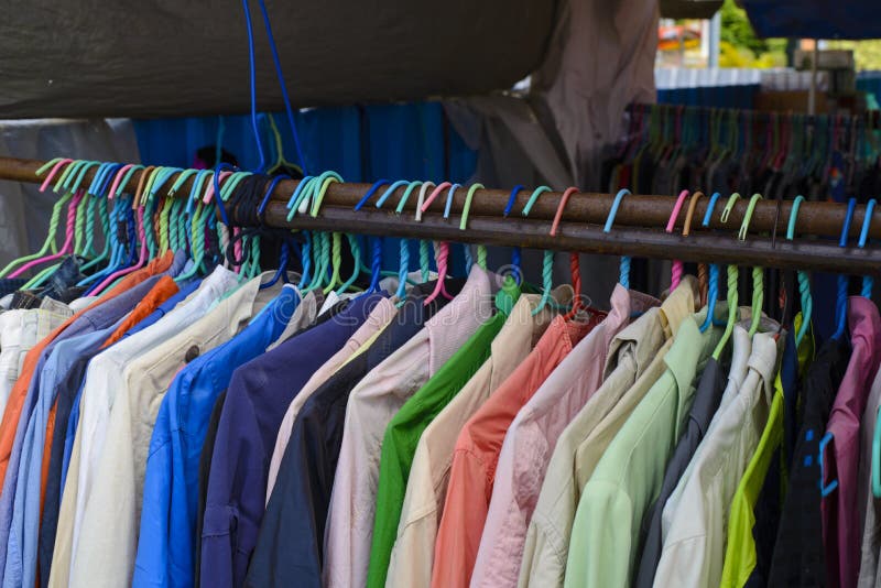 Camisas De La Segunda Mano Para La Venta Mercado De Pulgas Foto de archivo - Imagen de parada, manera: 128103538
