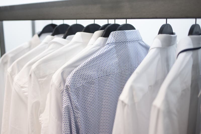 Camisas do ` s dos homens nos ganchos 3 fotos de stock royalty free Camisas do ` s dos homens nos ganchos 3 fotos de stock royalty free