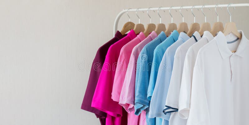 Camisas dos homens que penduram na fileira na cremalheira imagens de stock royalty free Camisas dos homens que penduram na fileira na cremalheira imagens de stock royalty free