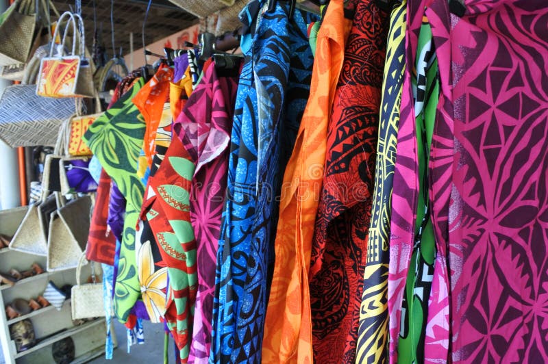 Jarra Desplazamiento Dramaturgo Camisas Tropicales De Los Hombres En La Exhibici贸n En El Mercado Imagen de archivo - Imagen de ropa, modelo: 89053951 Jarra Desplazamiento Dramaturgo Camisas Tropicales De Los Hombres En La Exhibici贸n En El Mercado Imagen de archivo - Imagen de ropa, modelo: 89053951