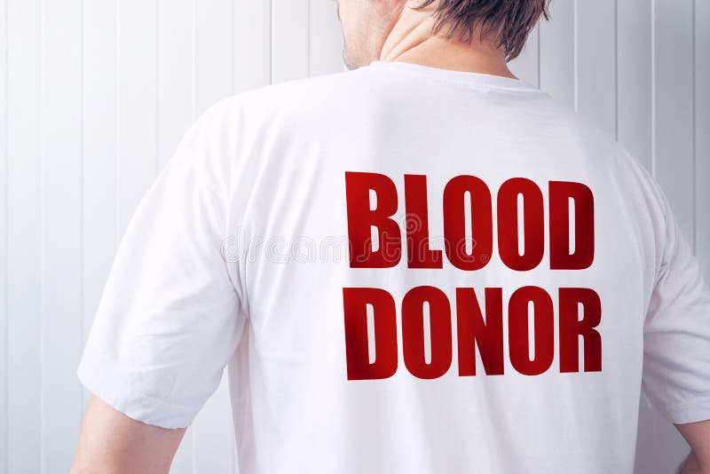 Camiseta blanca que lleva masculina del donante de sangre