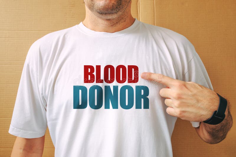 Camiseta blanca que lleva voluntaria orgullosa del donante de sangre