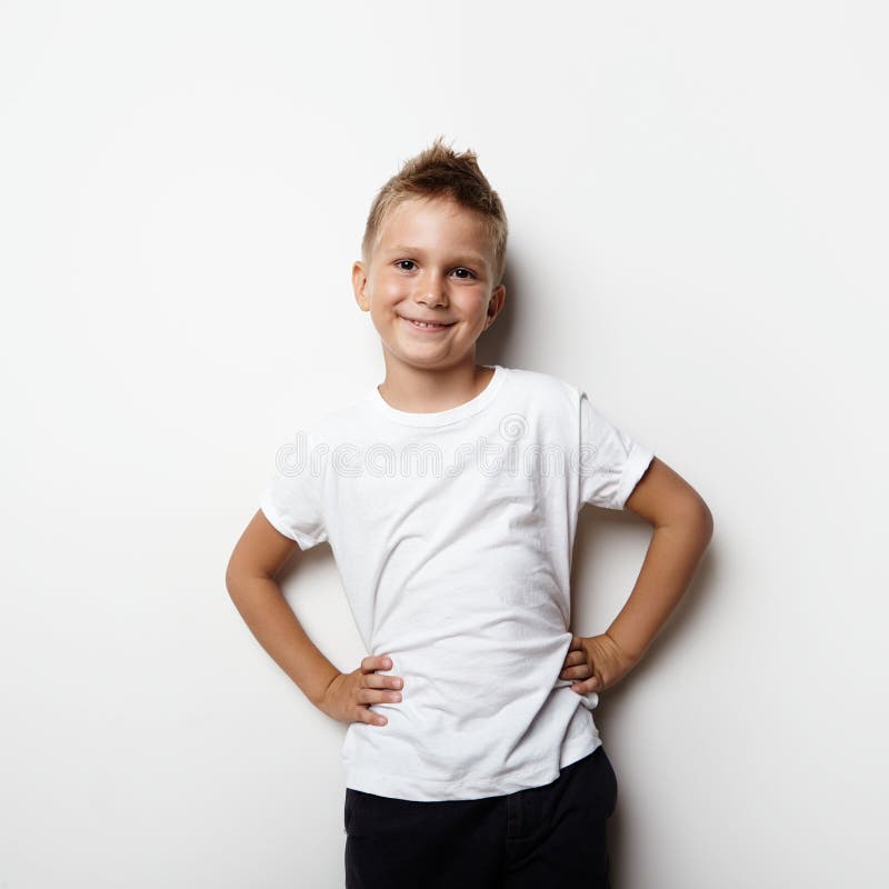 Niño en la camiseta blanca foto de archivo. Imagen de joven - 43529472