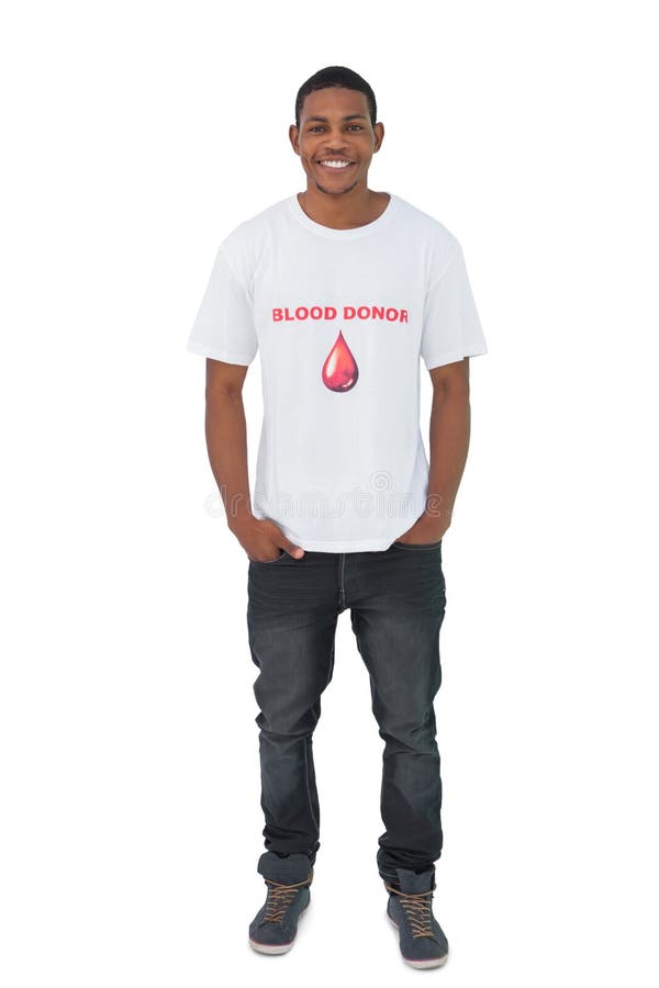 Camiseta del donante de sangre del hombre que lleva atractivo