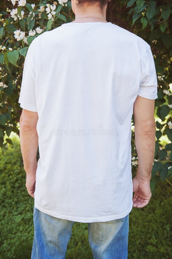 Camiseta en blanco blanca que lleva trasera del hombre muscular imagen de archivo libre de regalías Camiseta en blanco blanca que lleva trasera del hombre muscular imagen de archivo libre de regalías