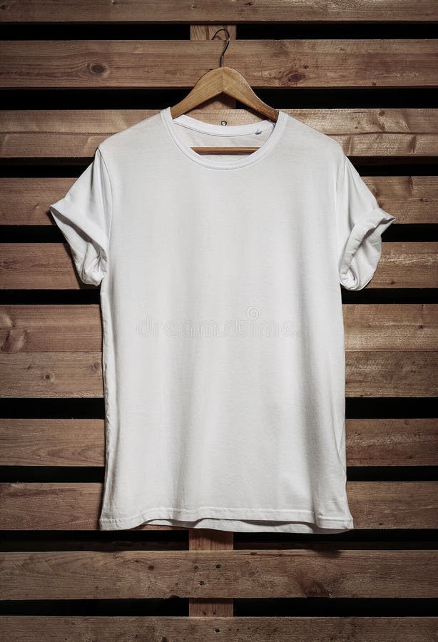 Camiseta en blanco en el fondo de madera foto de archivo Camiseta en blanco en el fondo de madera foto de archivo