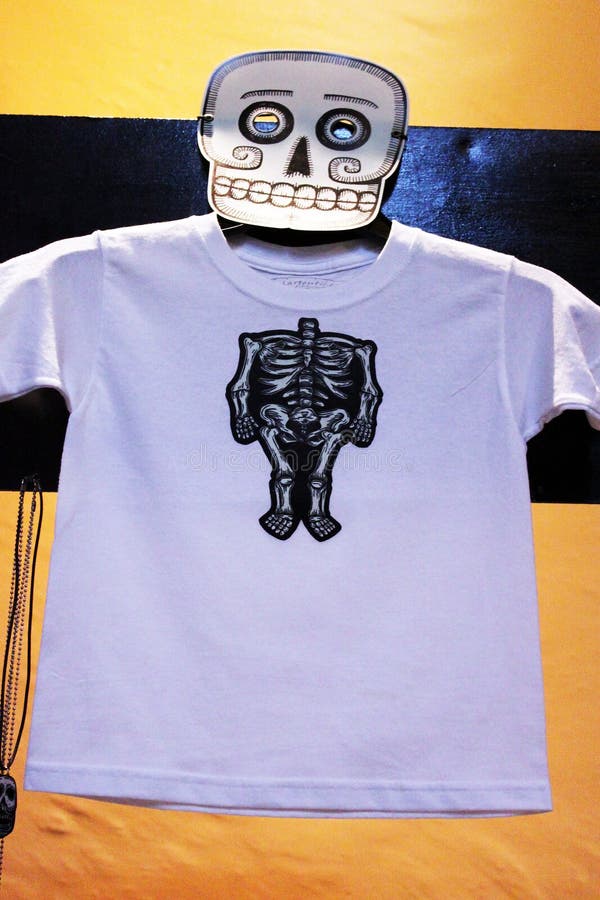 Camiseta esquelética de los cráneos mexicanos, máscaras de animales, día de dias de los muertos de la muerte muerta fotografía de archivo libre de regalías Camiseta esquelética de los cráneos mexicanos, máscaras de animales, día de dias de los muertos de la muerte muerta fotografía de archivo libre de regalías