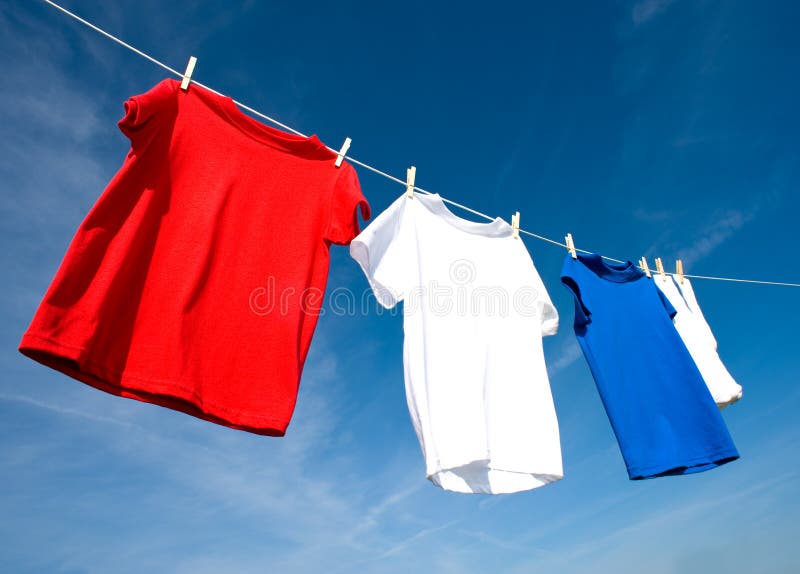 Camisetas rojas, blancas y azules imágenes de archivo libres de regalías Camisetas rojas, blancas y azules imágenes de archivo libres de regalías
