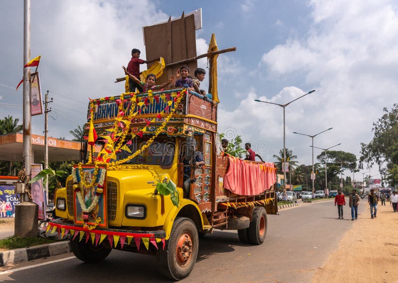 Camión amarillo en el desfile de Karnataka Rajyotsava, Mellahalli la India fotografía de archivo Camión amarillo en el desfile de Karnataka Rajyotsava, Mellahalli la India fotografía de archivo