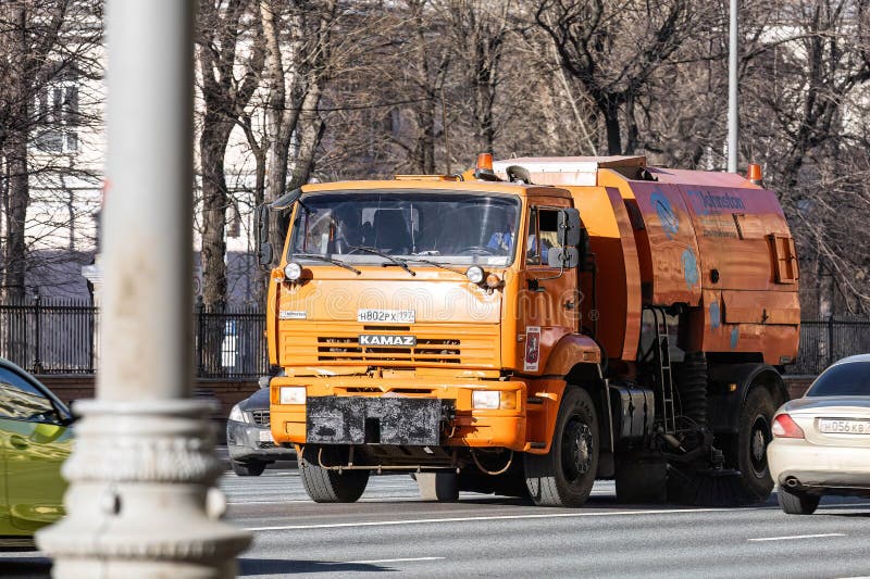 Camión de barrido de la carretera de johnston eliminando basura de la calle de la ciudad. ciudad de limpieza especial de vehículos