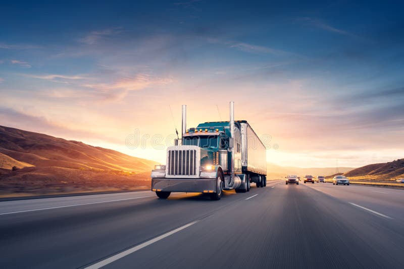 Camión de estilo americano en la autopista tirando de carga. tema de transporte. tema coches de carretera Camión de estilo americano en la autopista tirando de carga. tema de transporte. tema coches de carretera