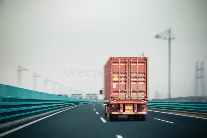 Camión del envase en el puente