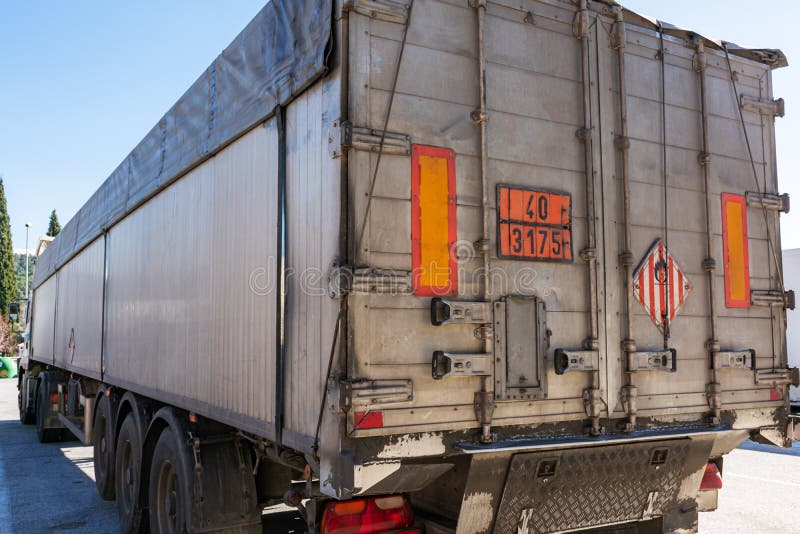 Camión para transporte de graneles con paneles y etiquetas de peligro