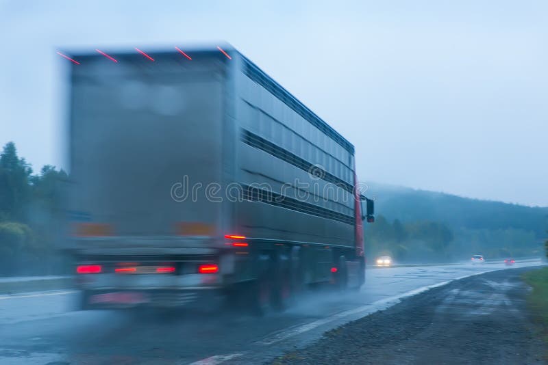 Camión que va en la carretera a llover imagen de archivo libre de regalías Camión que va en la carretera a llover imagen de archivo libre de regalías