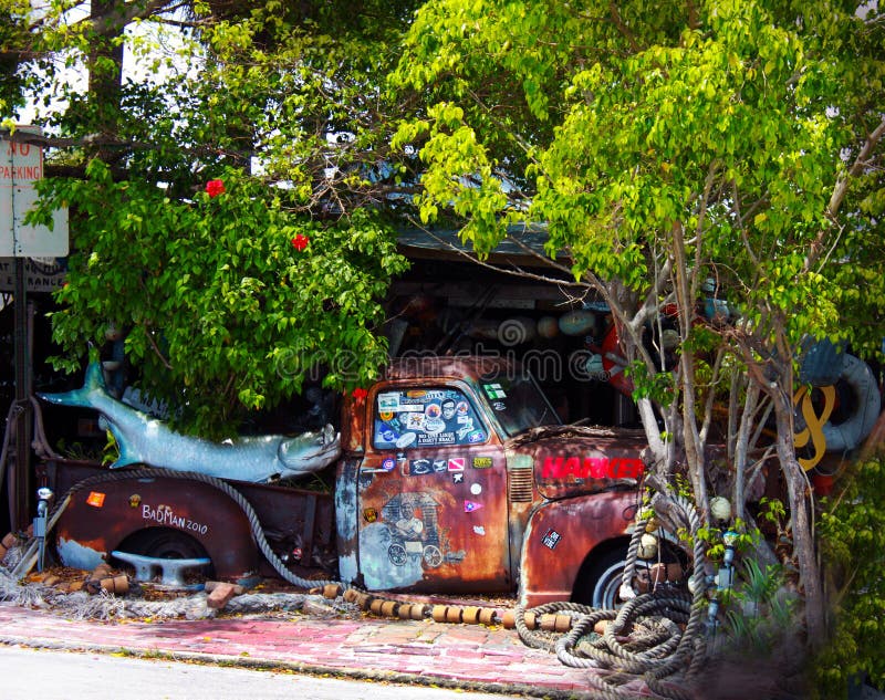 Camión viejo delante del carro Resturant de los pescados del Bos en Key West la Florida imágenes de archivo libres de regalías Camión viejo delante del carro Resturant de los pescados del Bos en Key West la Florida imágenes de archivo libres de regalías