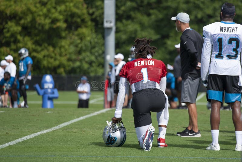 Camma Newton che si inginocchia al campo di addestramento, 2019 fotografia stock libera da diritti Camma Newton che si inginocchia al campo di addestramento, 2019 fotografia stock libera da diritti