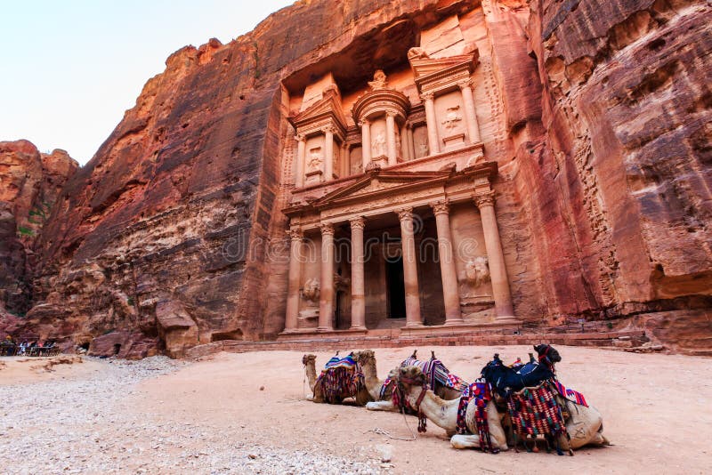 Cammelli davanti al Ministero del Tesoro a PETRA la città antica Al Kh immagine stock libera da diritti Cammelli davanti al Ministero del Tesoro a PETRA la città antica Al Kh immagine stock libera da diritti