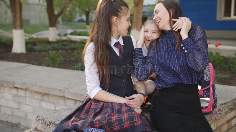 Camminando dopo la scuola con la mia mamma Madre con le figlie che parlano vicino alla scuola dopo le classi video d archivio