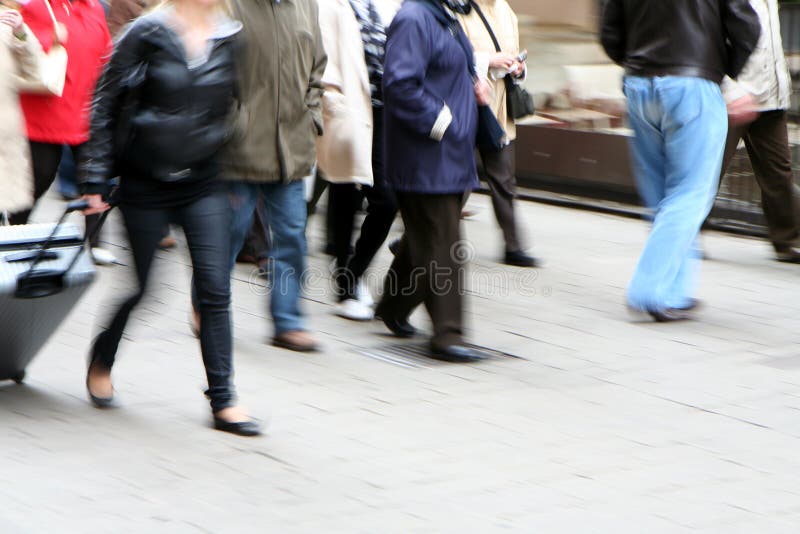 Sognare Di Camminare Tra La Folla Camminare della folla immagine stock. Immagine di asfalto - 15946305