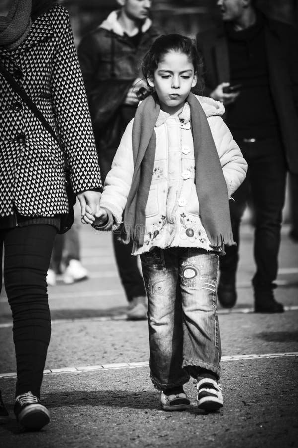 Camminare della ragazza fotografia stock libera da diritti Camminare della ragazza fotografia stock libera da diritti