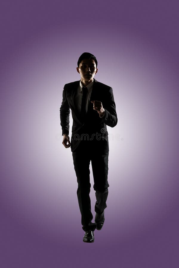 Camminare sicuro dell'uomo d'affari fotografie stock Camminare sicuro dell'uomo d'affari fotografie stock