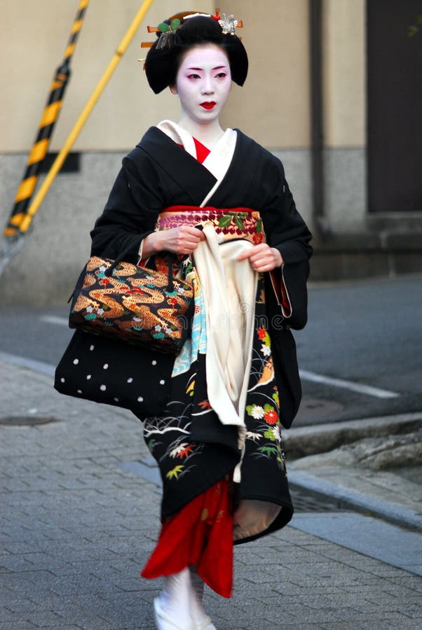 Camminata della geisha fotografia stock libera da diritti Camminata della geisha fotografia stock libera da diritti