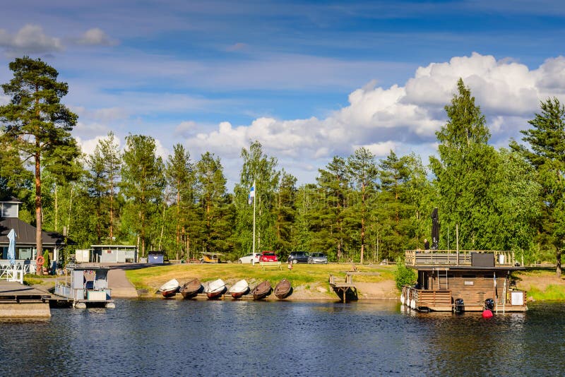 Campa med fartyg på kusten av en pittoresk sjö arkivfoton Campa med fartyg på kusten av en pittoresk sjö arkivfoton