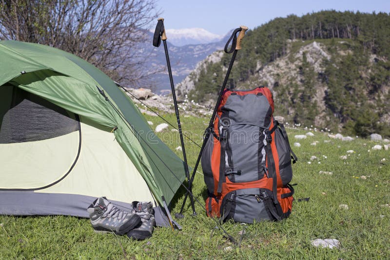 Campa på bergöverkanten arkivbild Campa på bergöverkanten arkivbild