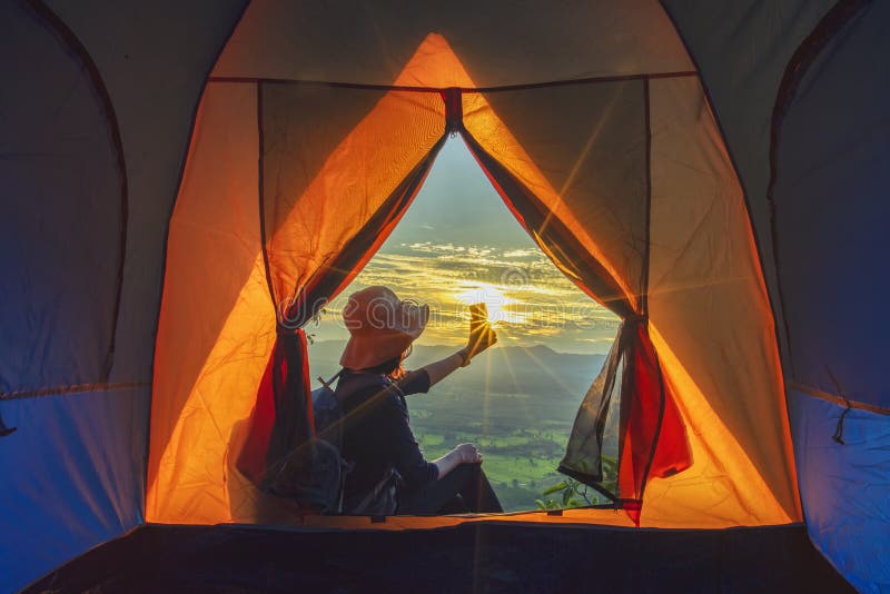 Campa tält på berget med solnedgång royaltyfri fotografi Campa tält på berget med solnedgång royaltyfri fotografi