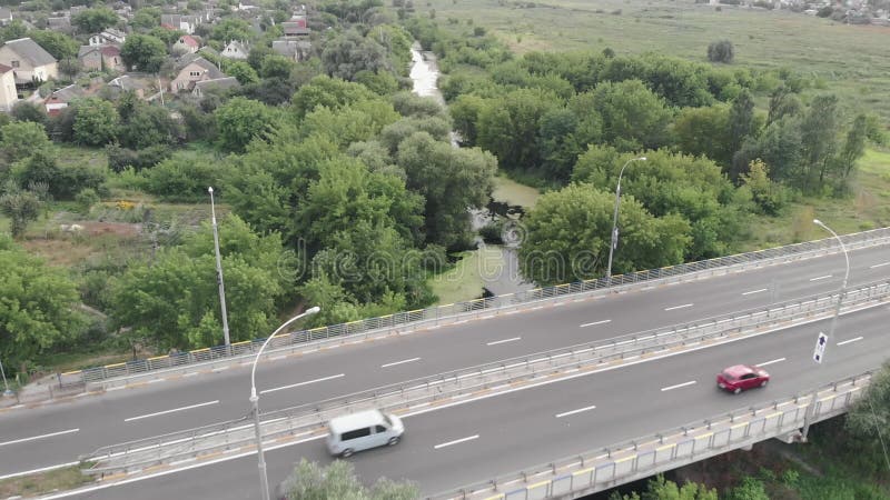 Campagna con case di villaggio e autostrade. drone di bellissima natura con alberi di fiume e villaggio. mota ad alta velocità