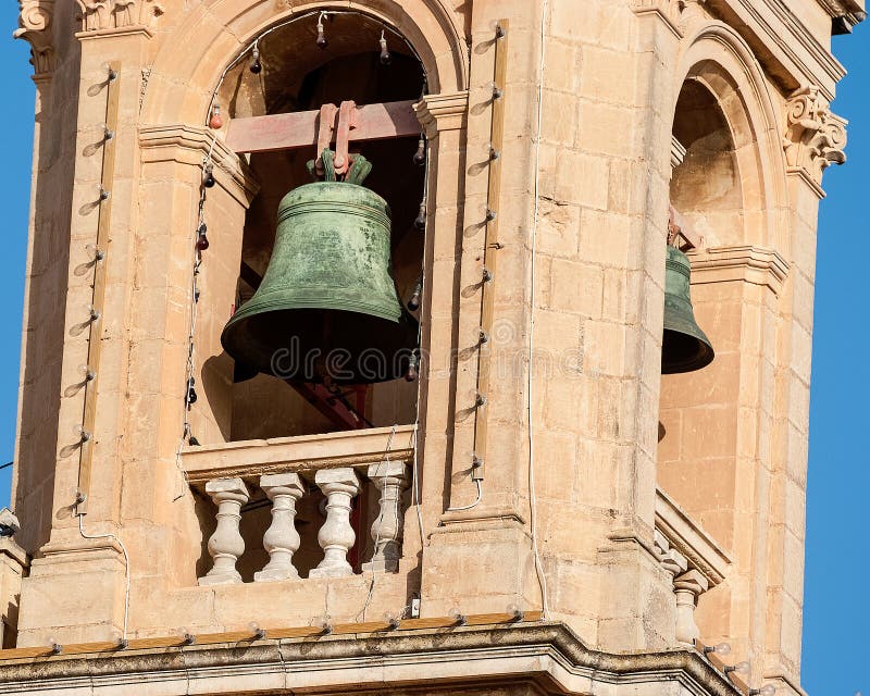 Quanto Costa Una Campana Da Chiesa Campana Di Chiesa Su Un Campanile Immagine Stock - Immagine di