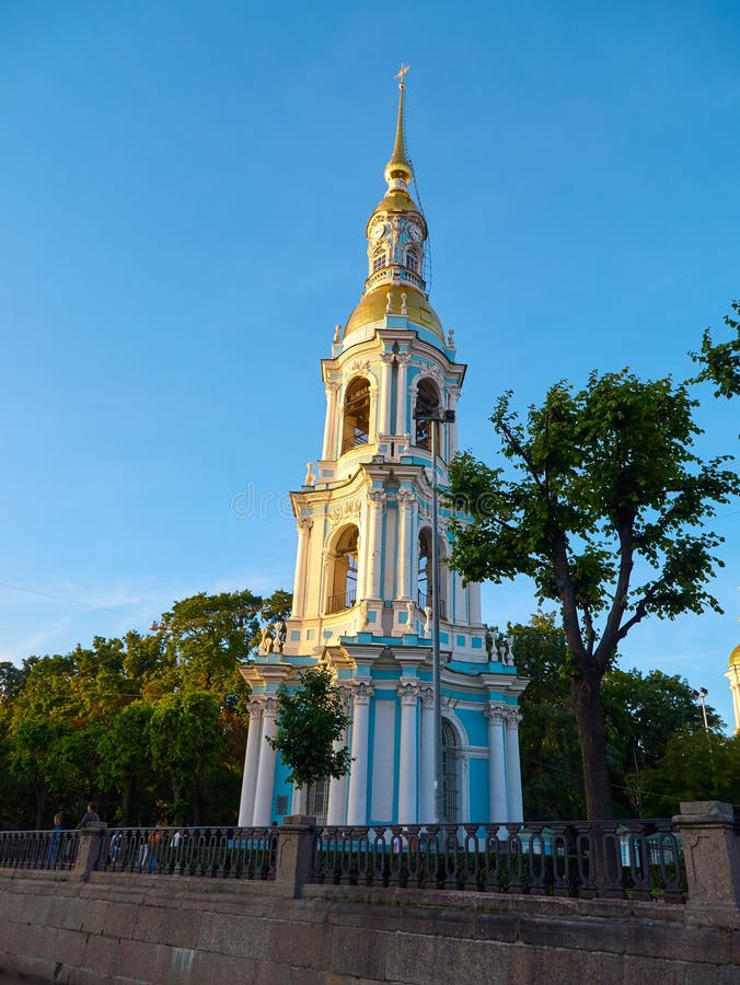 Campanario de la catedral naval de San Nicolás en St Petersburg, Rusia fotografía de archivo libre de regalías Campanario de la catedral naval de San Nicolás en St Petersburg, Rusia fotografía de archivo libre de regalías