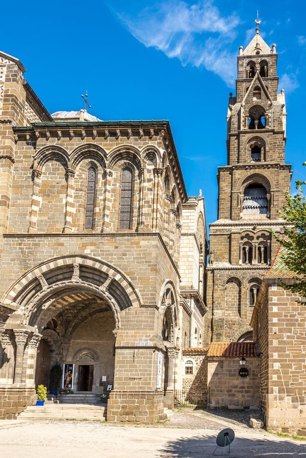 Campanario De La Catedral Notre Dame De Puy En Velay - Francia De Le