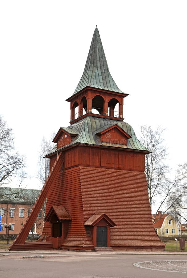 Campanario de la iglesia del arcángel Michael en Mora suecia
