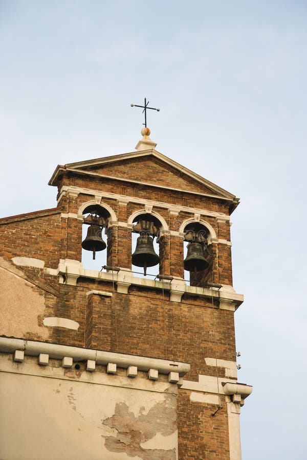 Campanario de una iglesia de la iglesia con tres alarmas en Venecia.
