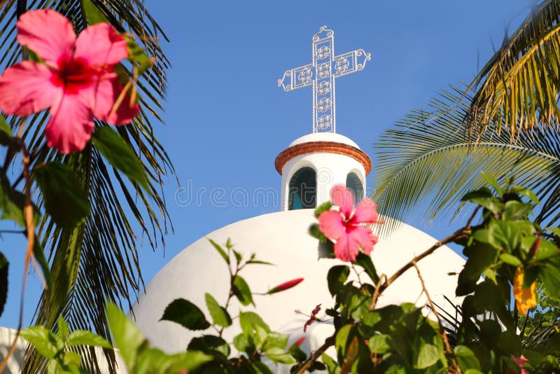 Campanario de una iglesia mexicano blanco de los archs de la iglesia de Playa del Carmen