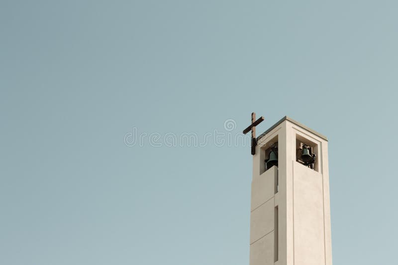 Campanario De Una Iglesia Moderna Con El Crucifijo - Arquitectura Mínima  Foto de archivo - Imagen de agujero, brillo: 120009028