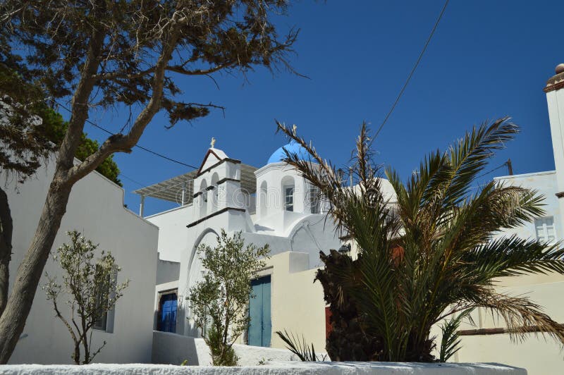 Campanario y fachada principal de la iglesia hermosa de Pyrgos Kallistis en la isla de Santorini Viaje, travesías, arquitectura, imágenes de archivo libres de regalías Campanario y fachada principal de la iglesia hermosa de Pyrgos Kallistis en la isla de Santorini Viaje, travesías, arquitectura, imágenes de archivo libres de regalías