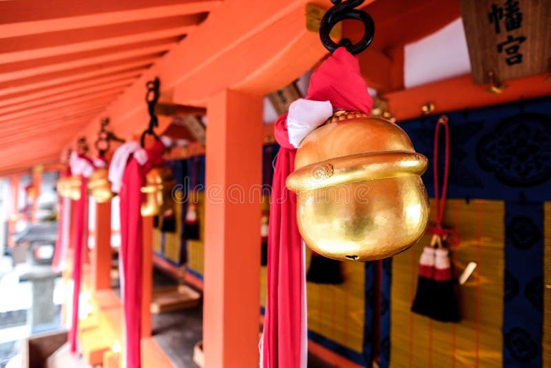 Campanas de oro con el tejado rojo en el templo japonés, Kyoto, Japón imagenes de archivo Campanas de oro con el tejado rojo en el templo japonés, Kyoto, Japón imagenes de archivo