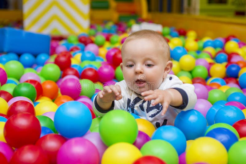 Vista Superior De Muitas Bolas Coloridas Na Associação Da Bola Dentro No  Campo De Jogos Foto de Stock - Imagem de divertimento, arte: 146062920