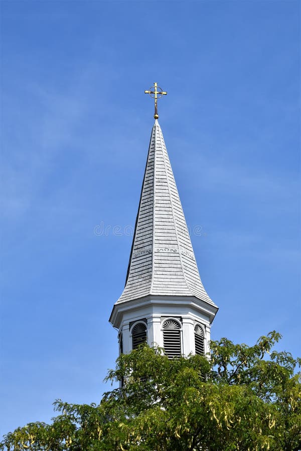 Campanile della chiesa e cielo blu, città di accordo, la contea di Middlesex, Massachusetts, Stati Uniti Architettura fotografia stock libera da diritti Campanile della chiesa e cielo blu, città di accordo, la contea di Middlesex, Massachusetts, Stati Uniti Architettura fotografia stock libera da diritti