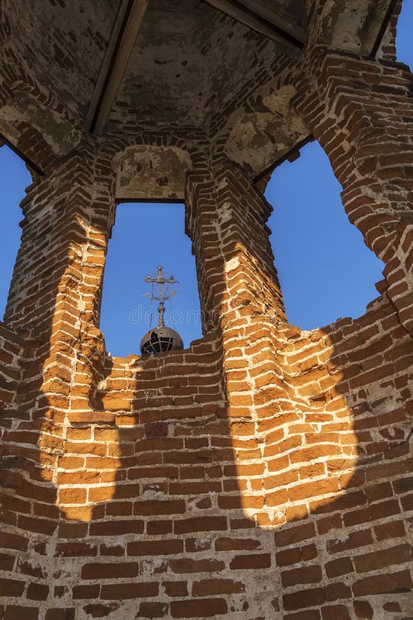 Campanile dentro la chiesa rovinata in Russia E immagini stock libere da diritti Campanile dentro la chiesa rovinata in Russia E immagini stock libere da diritti