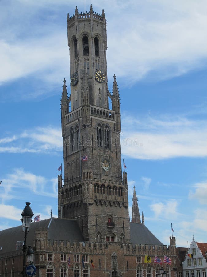 Campanile di Bruges, cielo blu