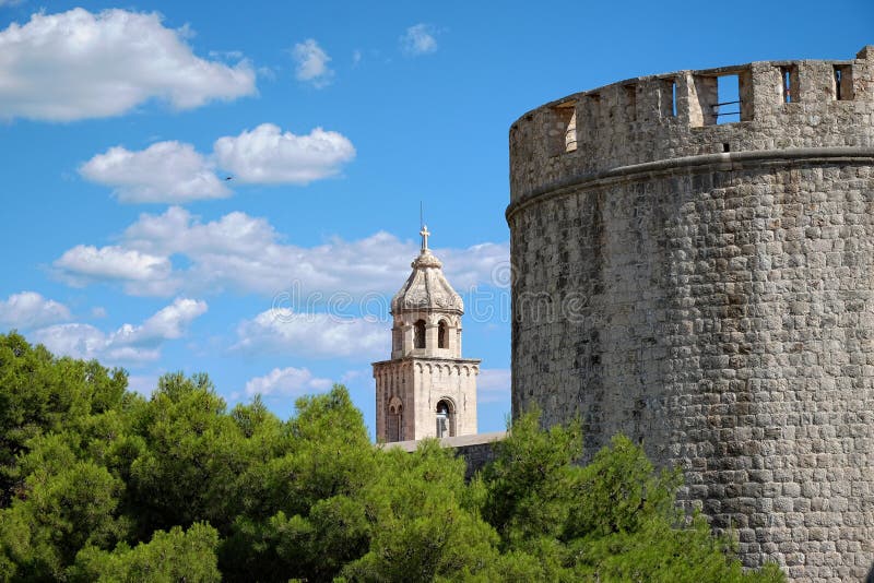 Campanile di Ragusa e mura di cinta, Croazia fotografie stock Campanile di Ragusa e mura di cinta, Croazia fotografie stock