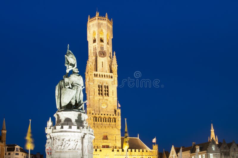Campanile e servizio di Bruges alla notte, Belgio.