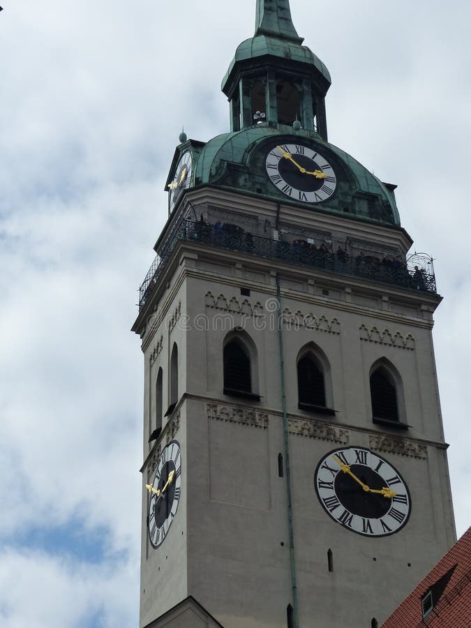 Campanile gotico con gli orologi del Peterkirche di Monaco di Baviera, Germania immagini stock Campanile gotico con gli orologi del Peterkirche di Monaco di Baviera, Germania immagini stock