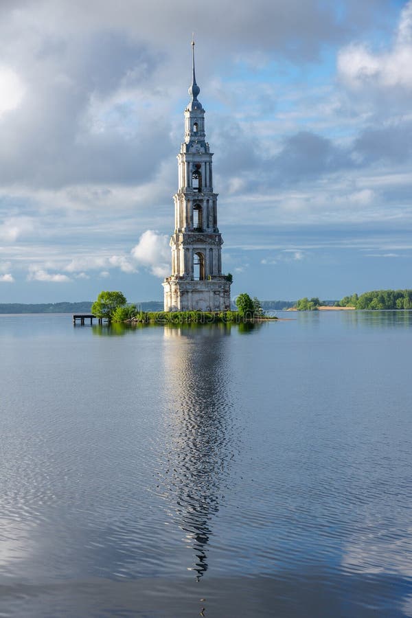 Campanile sommerso campanile di Kalyazin sopra le acque del bacino idrico di Uglic sul fiume Volga come componente del monastero immagine stock libera da diritti Campanile sommerso campanile di Kalyazin sopra le acque del bacino idrico di Uglic sul fiume Volga come componente del monastero immagine stock libera da diritti