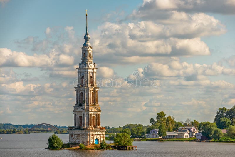 Campanile sommerso in Kalyazin, Russia fotografia stock libera da diritti Campanile sommerso in Kalyazin, Russia fotografia stock libera da diritti