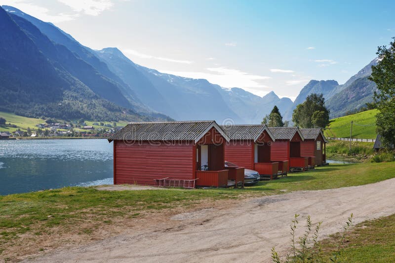 Campant sur le rivage de Nordfjord, la Norvège image stock Campant sur le rivage de Nordfjord, la Norvège image stock